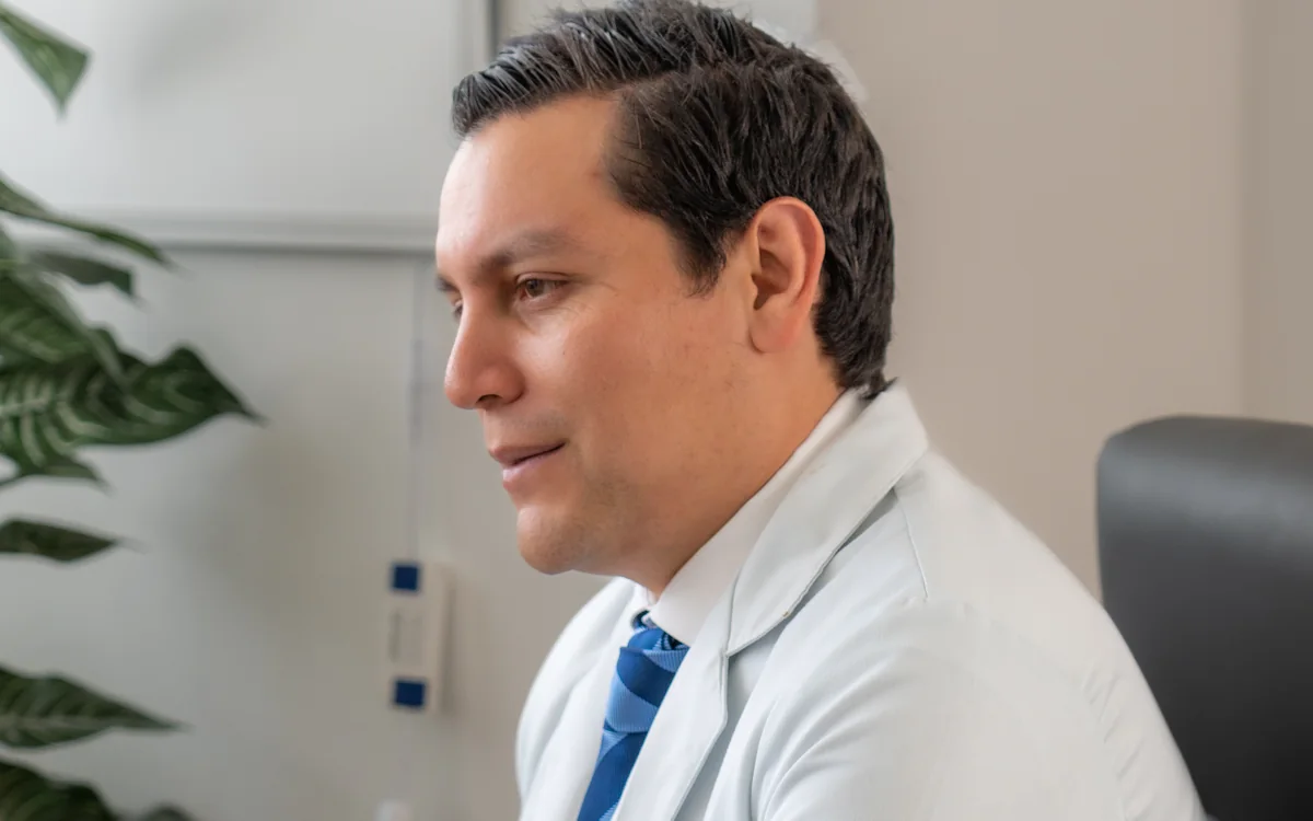 Dr. Gerardo Barajas Llanes, neurocirujano de columna, en su consultorio