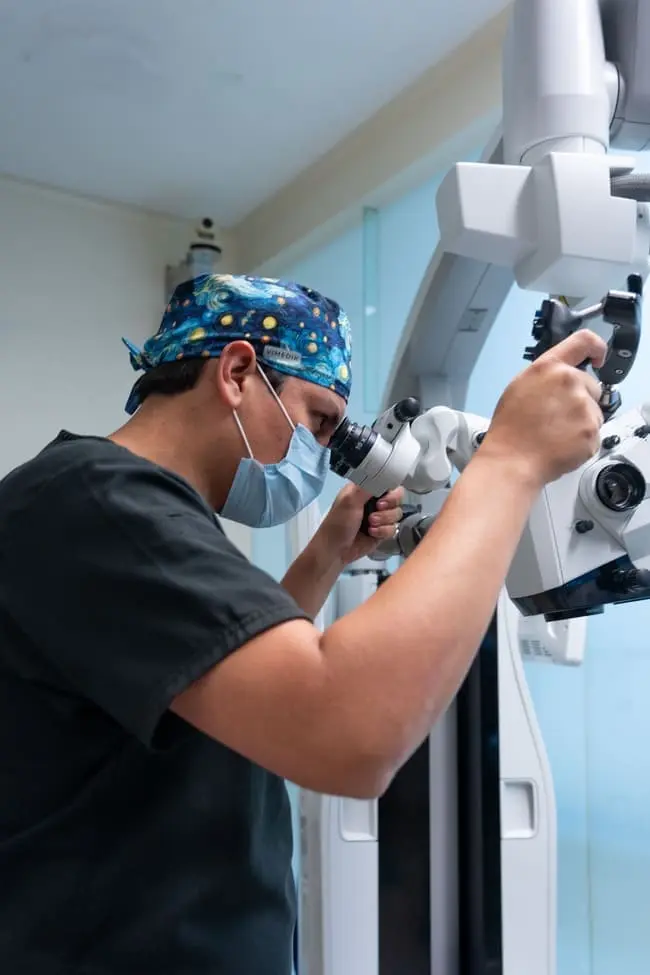 Equipo médico de la Clínica Avanzada de Columna